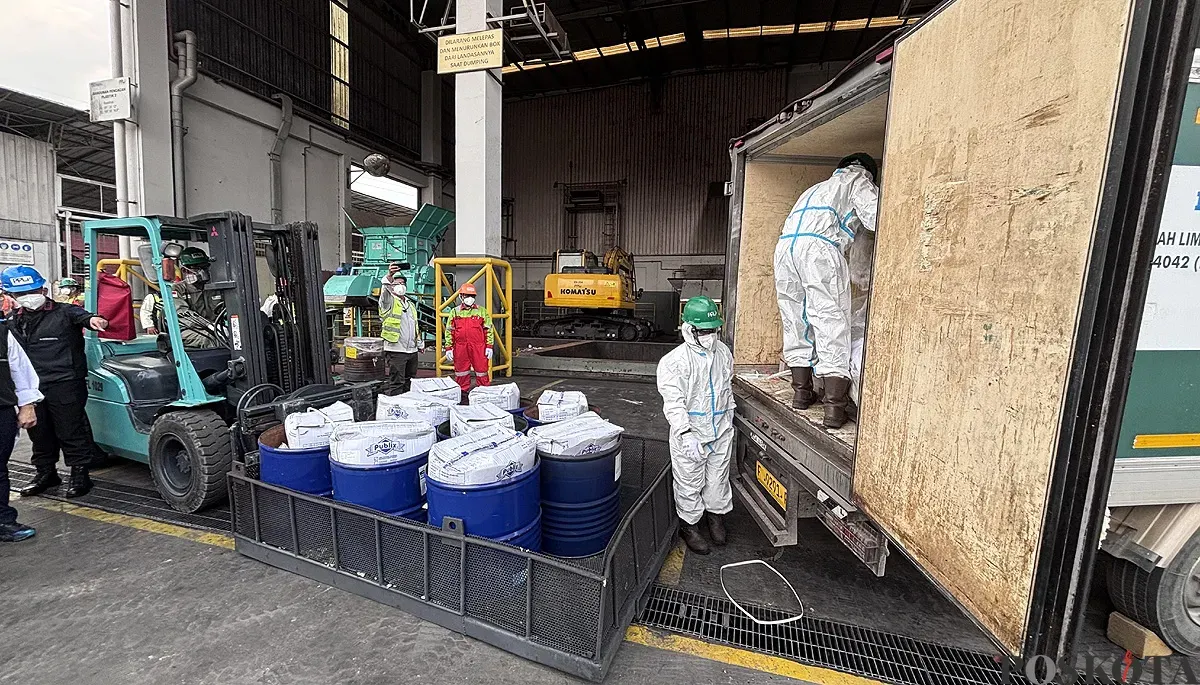 KLH musnahkan 7,4 ton udang yang terkontaminasi zat radioaktif, Cs-137 di PPLI Citeureup, Kabupaten Bogor, Rabu 26 November 2025. (Sumber: POSKOTA | Foto: Giffar Rivana)