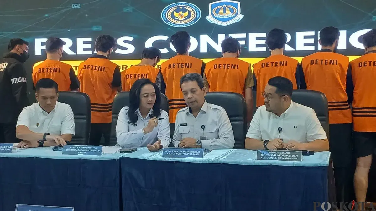 Ungkap kasus penangkapan sepuluh WNA di Kantor Imigrasi Kelas I Khusus Non TPI Tangerang, Rabu, 26 November 2025. (Sumber: Poskota/Veronica Prasetio)