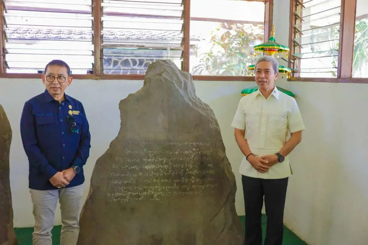 Wali Kota Bogor, Dedie A. Rachim dan Menbud Fadli Zon berfoto di samping Prasasti Batutulis. (Sumber: Pemkot Bogor)