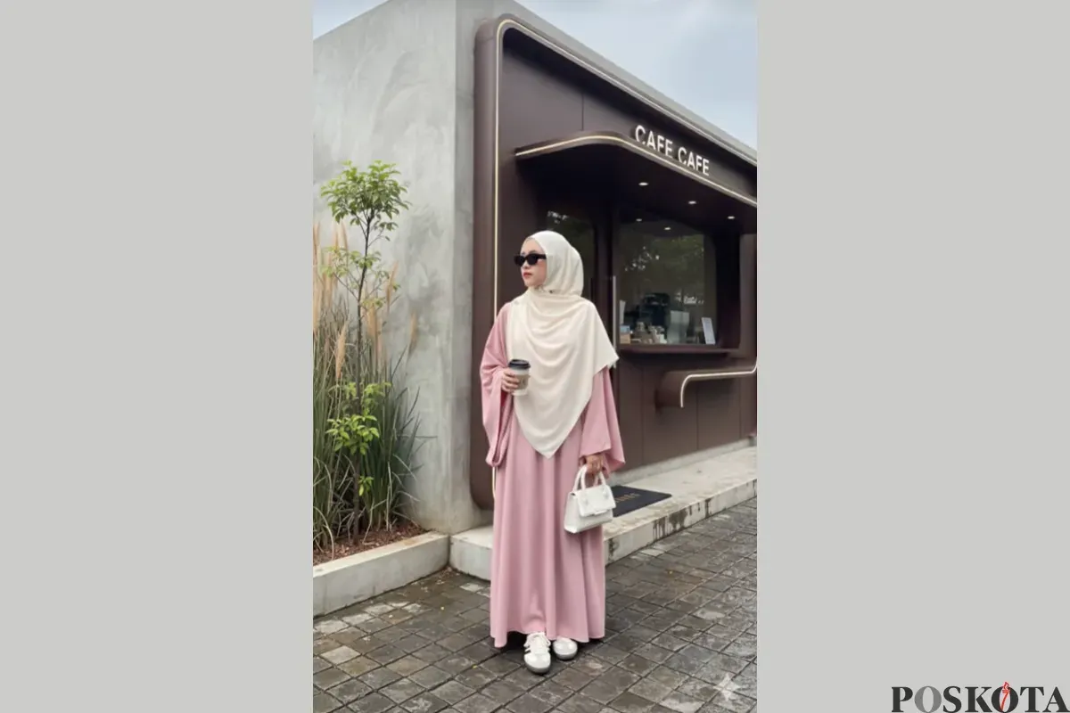 Hasil edit foto wanita hijab anggun di Gemini AI (Sumber: TikTok/@yessistore.id)