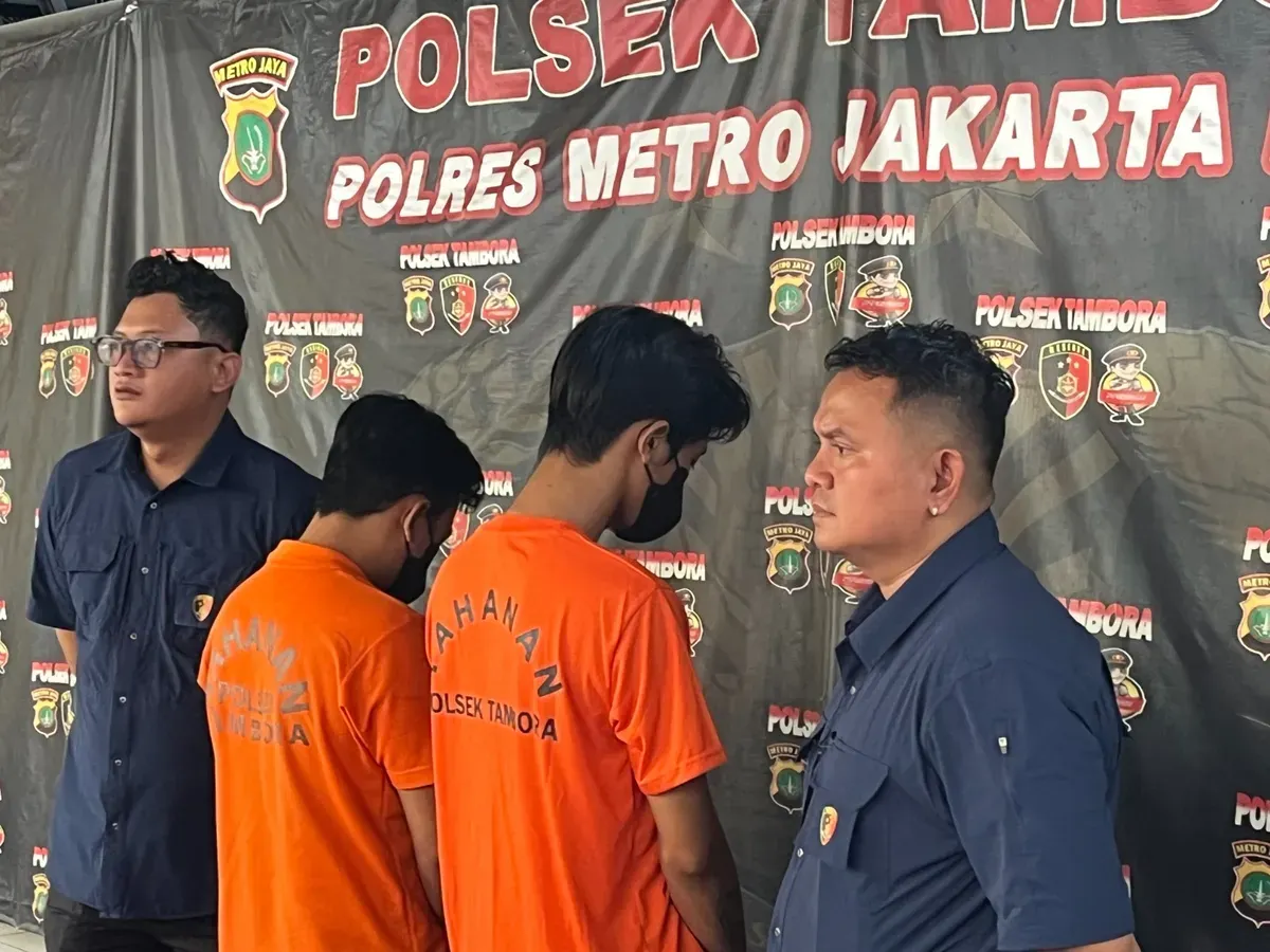 Dua tersangka begal bersenjata yang ditangkap Unit Reskrim Polsek Tambora dihadirkan dalam konfefensi pers di Mapolres Jakarta Barat, Kamis, 27 November 2025. (Sumber: Poskota/Pandi Ramedhan)