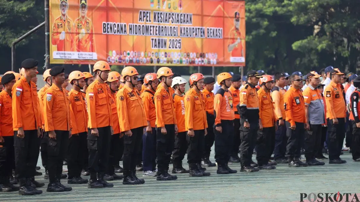 Personel saat apel kesiapsiagaan dalam menghadapi bencana hidrometeorologi di wilayah Kabupaten Bekasi. (Sumber: Poskota/Nurpini Aulia Rapika)