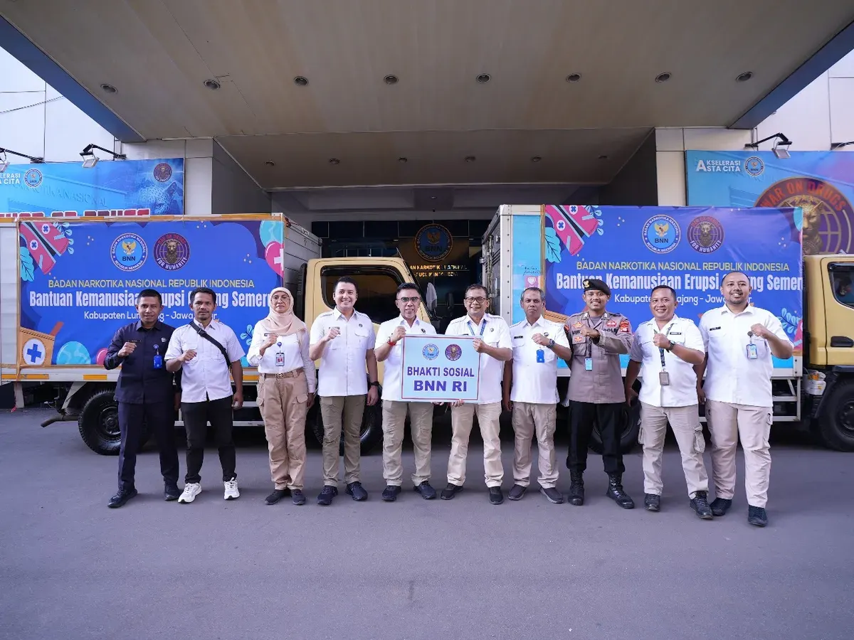 Pimpinan dan pegawai BNN RI berfoto bersama di depan armada pengangkut bantuan kemanusiaan untuk korban erupsi Gunung Semeru. (Sumber: Biro Humas dan Protokol BNN)