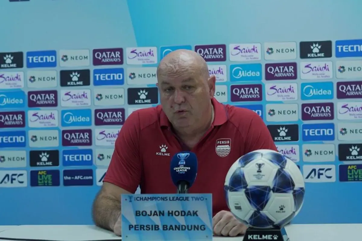 Pelatih Persib Bandung, Bojan Hodak isyaratkan mendepak sejumlah pemain usai kekalahan dari Lion City Sailors di ACL 2. (Sumber: persib.co.id)