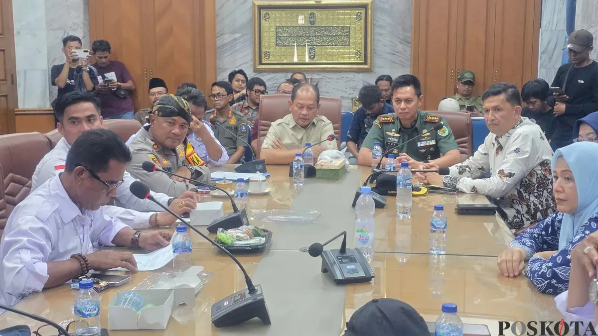 Suasana audensi perwakilan serikat buruh dengan Wakil Bupati Serang di Pendopo Bupati Serang, Kotabaru, Kamis, 27 November 2025. (Sumber: Poskota/Rahmat Haryono)