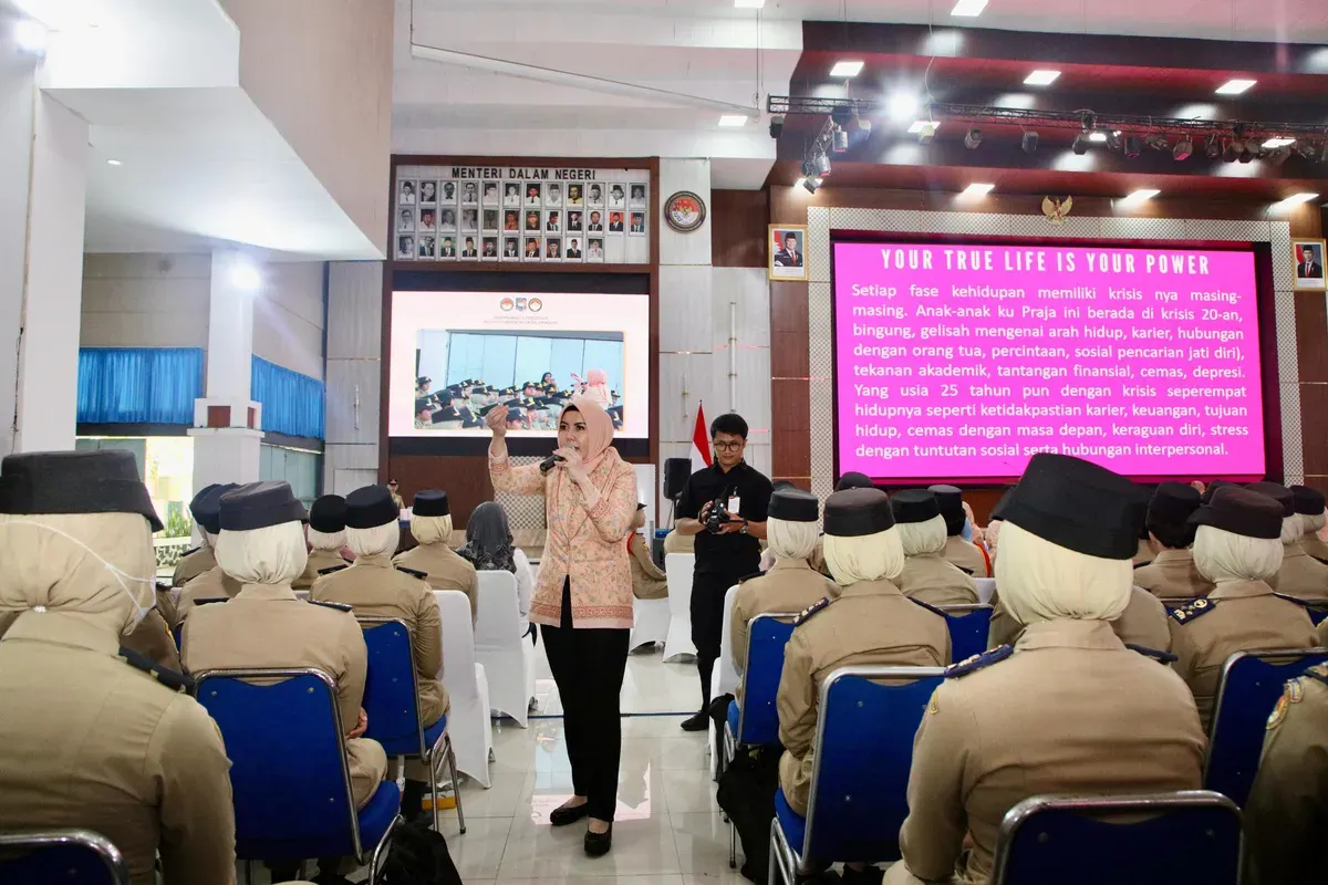 Penasihat DWP Kemendagri, Ges Akhmad Wiyagus saat berbicara di hadapan para praja IPDN di Jatinangor, Sumedang, Rabu, 26 November 2025. (Sumber: Dok Puspen Kemendagri)