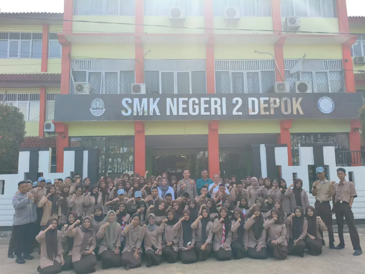 Kapolsek Bojongsari Kompol Fauzan Thohari bersama anggota saat mendatangi sekolah SMKN 2 Sawangan Kota Depok, untuk memberikan penyuluhan tentang ke tawuran. (Sumber: Istimewa)