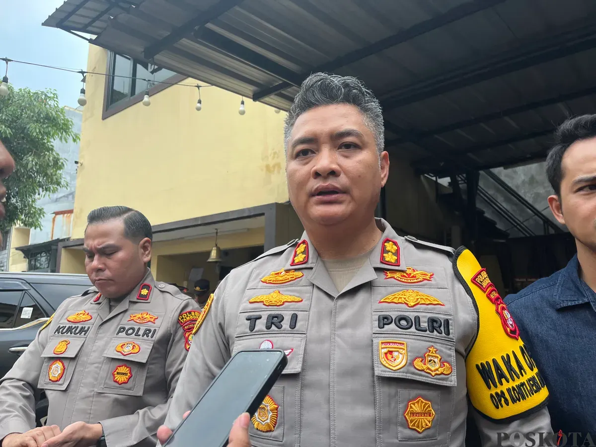 Wakapolres Metro Jakarta Barat AKBP Tri Suhartanto, menjelaskan soal analisa dan evaluasi kasus kecelakaan yang sering terjadi di flyover Pesing Jalan Daan Mogot. (Sumber: Poskota/Pandi Ramedhan)