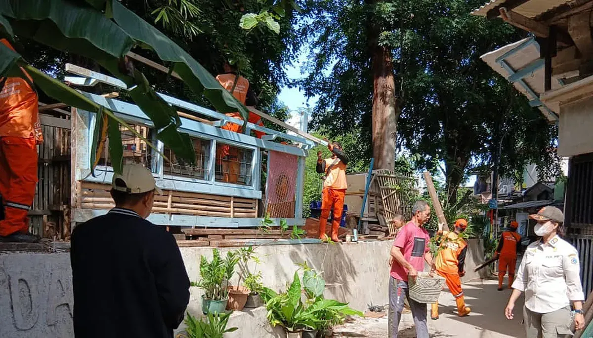 Petugas gabungan saat melakukan penataan 14 kandang unggas di sepanjang Kali Sunter, RT 2 dan 4, RW 04, Kelurahan Cipinang Melayu, Jakarta Timur, pada Kamis, 27 November 2025. (Sumber: Dok Pemkot Jaktim)