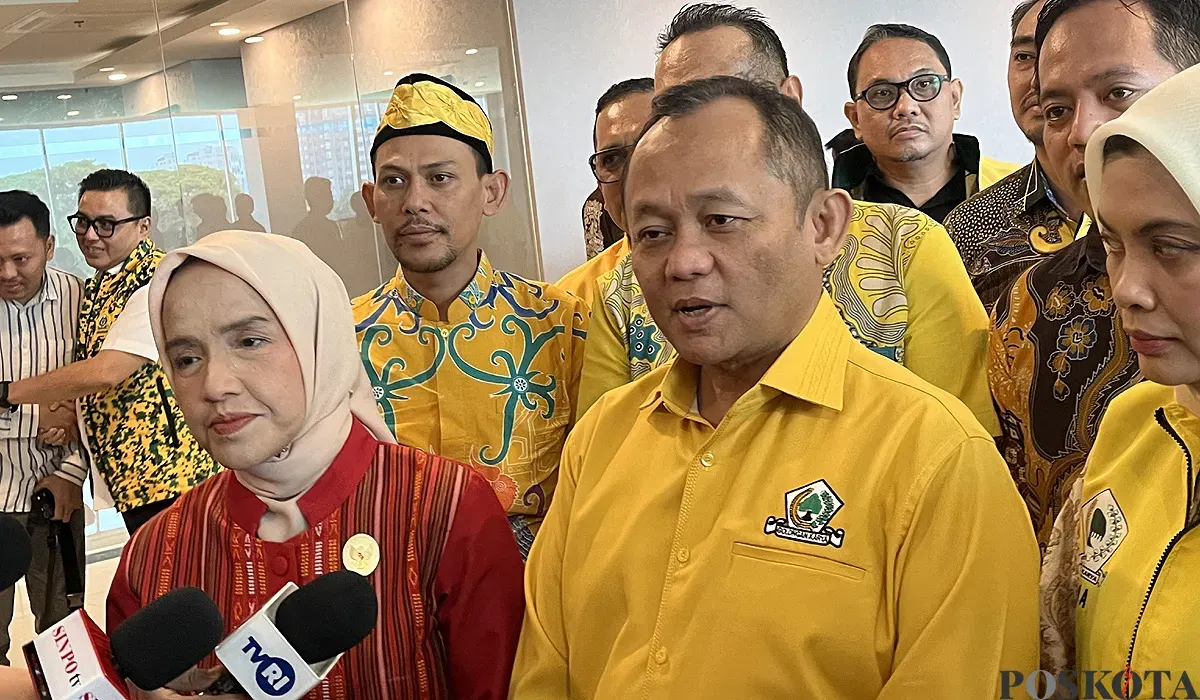 Sekjen Partai Golkar, Muhammad Sarmuji (kanan), saat menerima visitasi Komisioner KIP ke Kantor DPP Partai Golkar, Kamis, 27 November 2025. (Sumber: POSKOTA | Foto: Pandi Ramedhan)