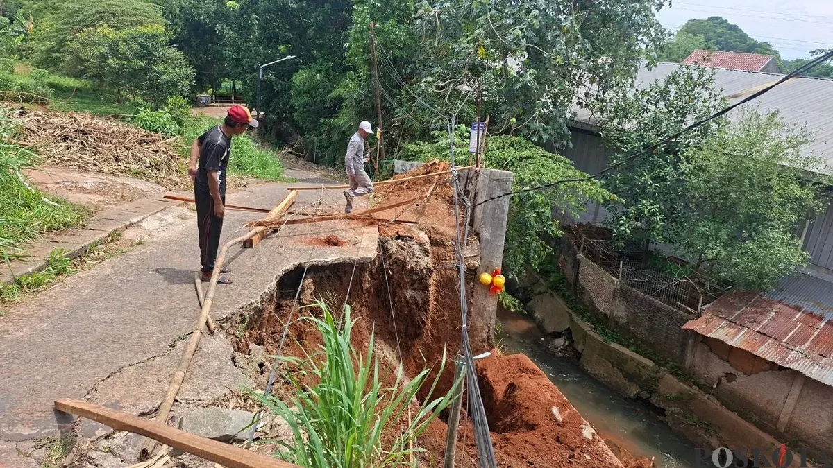 Tim pekerja proyek tanggul mengecek lokasi jalan longsor di Jalan Pelita Ujung RT 06 RW 03, Kelurahan Limo, Kecamatan Limo, Kota Depok, Kamis, 27 November 2025. (Sumber: Poskota/Angga Pahlevi)
