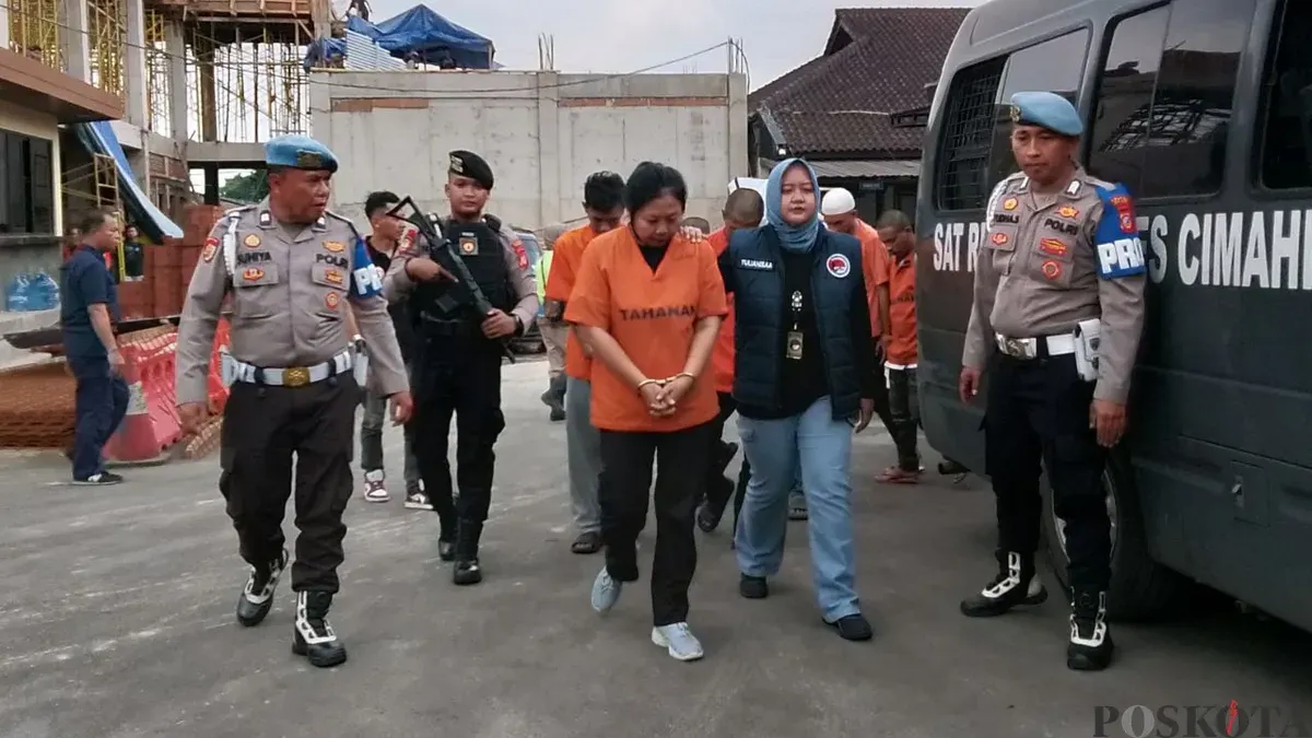 Para tersangka kasus narkoba digelandang ke Mako Polres Cimahi, Jalan Amir Machmud, Kota Cimahi, Kamis, 27 November 2025. (Sumber: Poskota/Gatot Poedji Utomo)