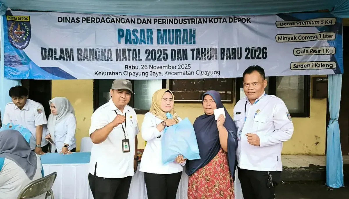 Warga antusias belanja di pasar murah yang diadakan oleh Disdagin Kota Depok di kantor Kelurahan Cipayung, Kecamatan Cipayung, Kota Depok. (Sumber: Dok Disdagin Kota Depok)