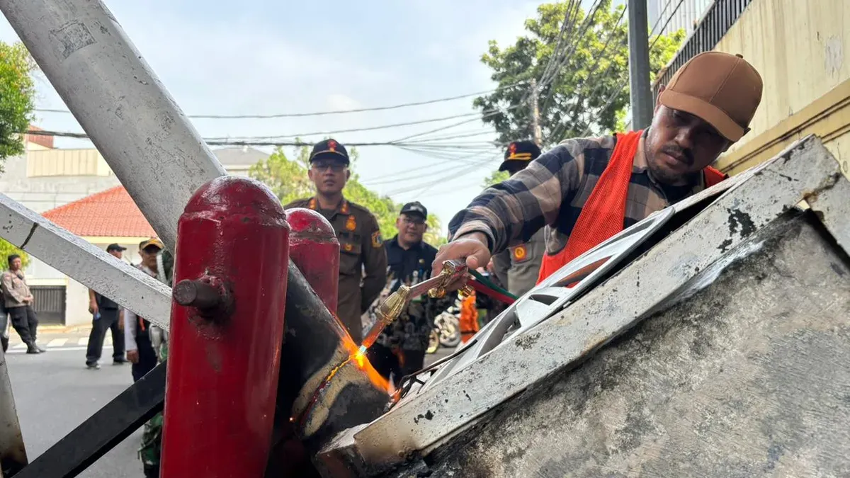 Pembongkaran dua portal RT 04/RW 02, Kelurahan Gondangdia, Kecamatan Menteng, Jakarta Pusat, Kamis, 27 November 2025. (Sumber: Dok. Istimewa)