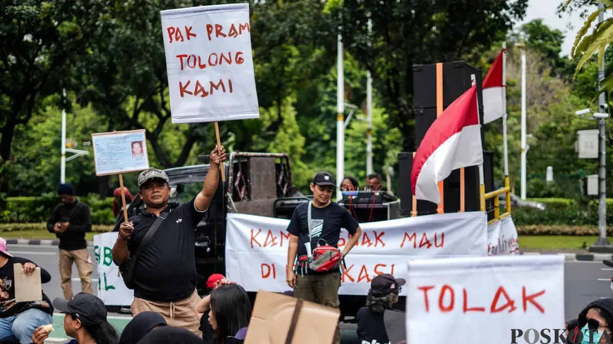 Warga Kampung Ujung, Kebon Nanas, Jakarta Timur saat menyampaikan aspirasi di depan Gedung Balai Kota Jakarta, Gambir, Jakarta Pusat, Kamis, 27 November 2025. (Sumber: Poskota/Bilal Nugraha Ginanjar)