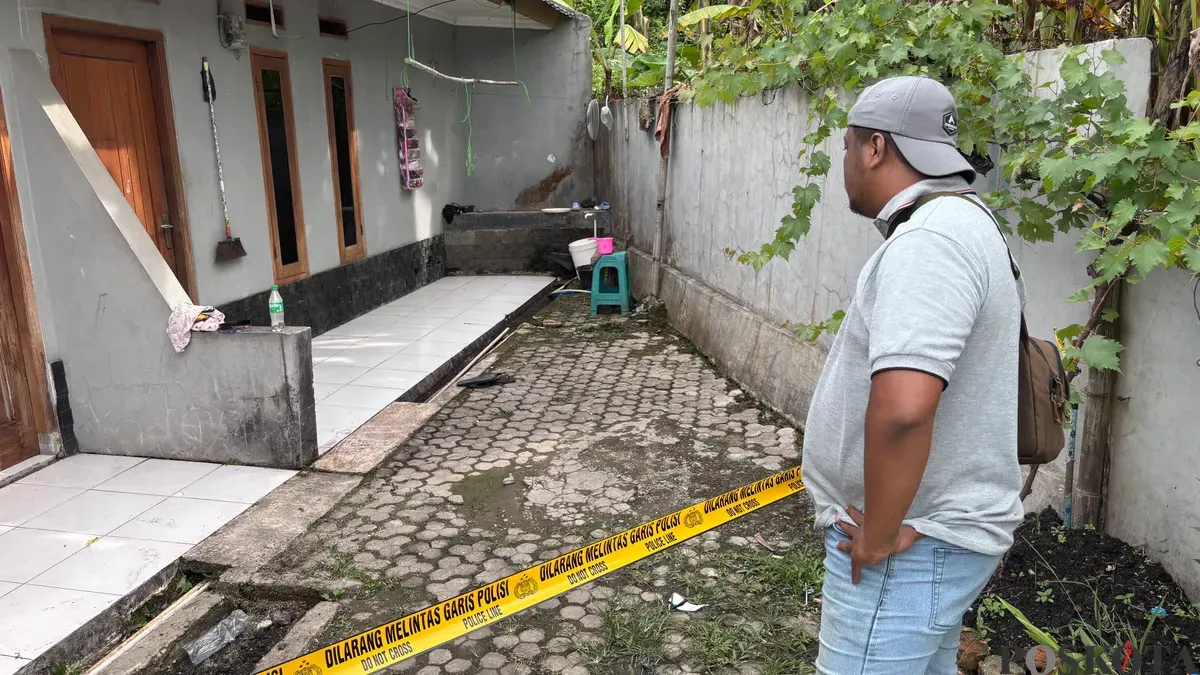 TKP penemuan remaja bersimbah darah di sebuah kontrakan di Desa Leuwisadeng, Kecamatan Leuwisadeng, Kabupaten Bogor. (Sumber: POSKOTA | Foto: Giffar Rivana)