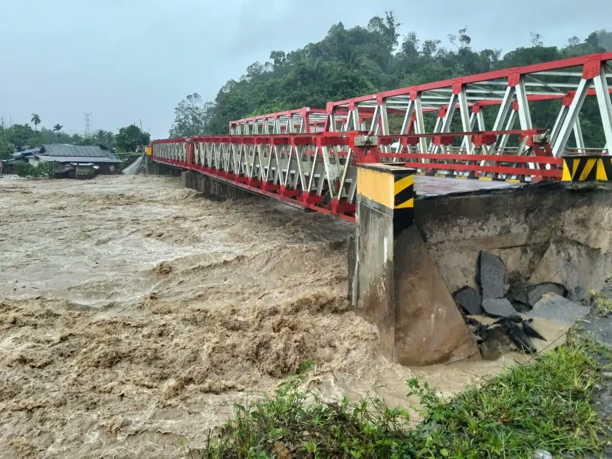 Kondisi jembatan yang terputus akibat banjir di Kabupaten Tapanuli Utara, Sumatra Utara. (Sumber: Dok. BPBD Kabupaten Tapanuli Utara)