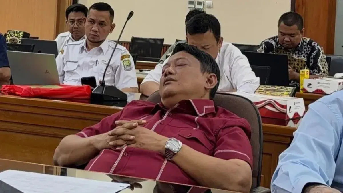 Dirut Tirta Patriot Kota Bekasi, Ali Imam Faryadi diduga tertidur saat rapat raperda penyertaan modal Pemkot Bekasi. (Sumber: Dok. Istimewa)