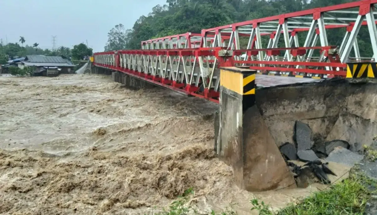 Kondisi jembatan yang terputus akibat banjir di Kabupaten Tapanuli Utara, Sumatra Utara, Selasa 25 November 2025. (Sumber: BPBD Kabupaten Tapanuli Utara)