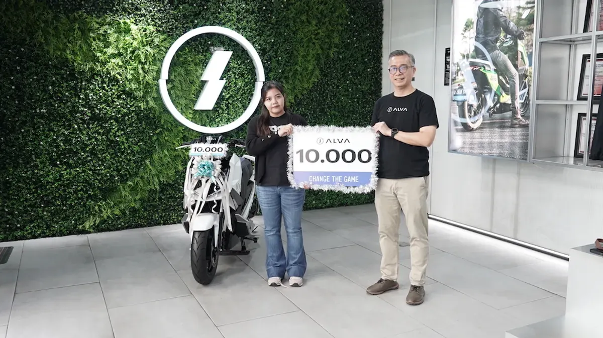 Alva menyerahkan satu unit Alva Cervo kepada pelanggan ke-10.000 unit dalam Alva Experience Center Surabaya. (Sumber: Dok. Alva)