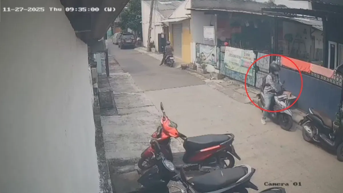 Tangkapan layar CCTV merekam aksi pencurian motor di Jalan Arjuna 2, Kelurahan Bekasi Jaya, Kecamatan Bekasi Timur, Kota Bekasi, Kamis, 27 November 2025. (Sumber: Dok. Istimewa)
