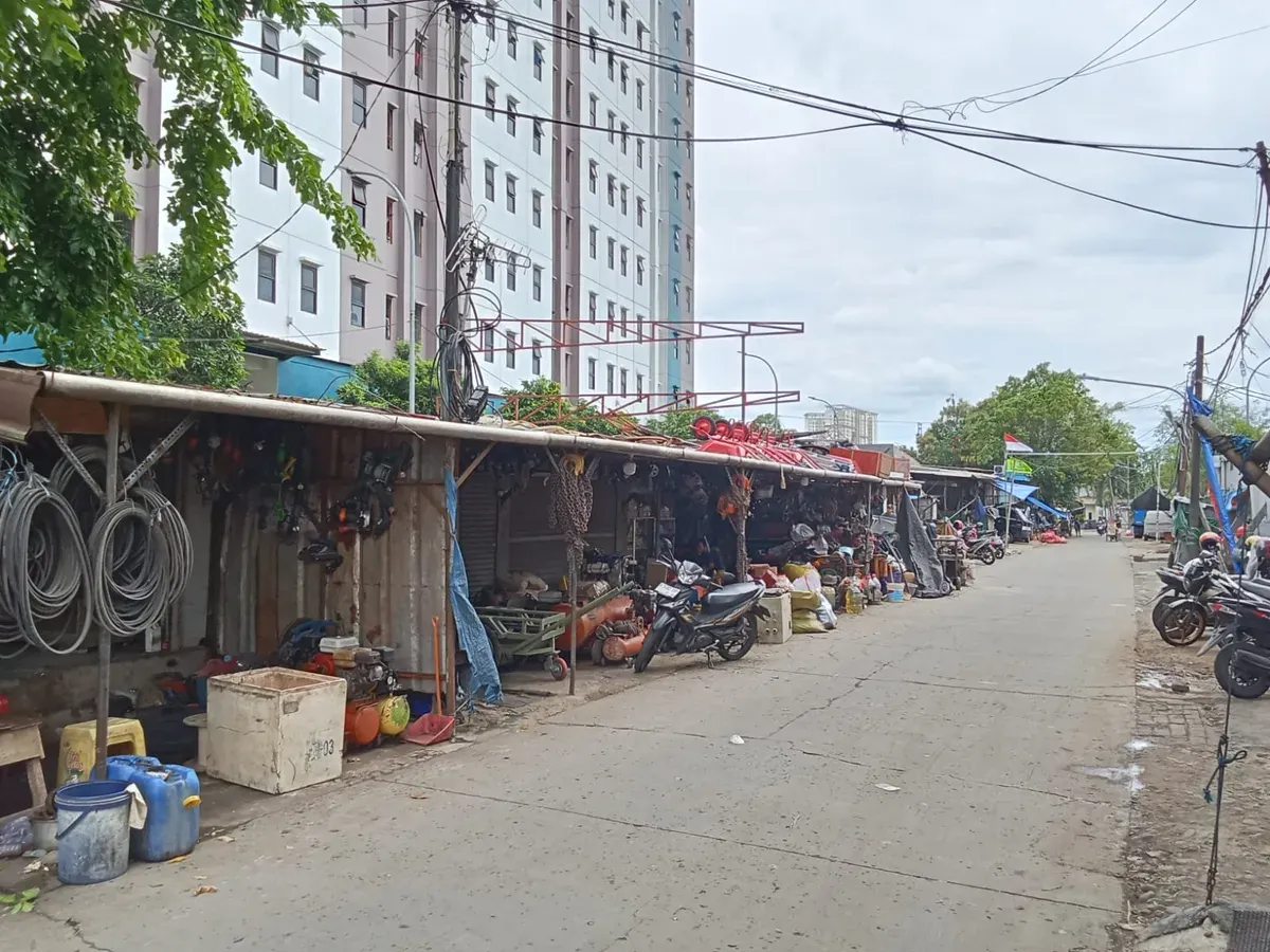 Kondisi kios-kios di sebelah Rusunawa Lokbin Rawa Buaya, Cengkareng, Jakarta Barat, yang akan ditertibkan. (Sumber: Istimewa)
