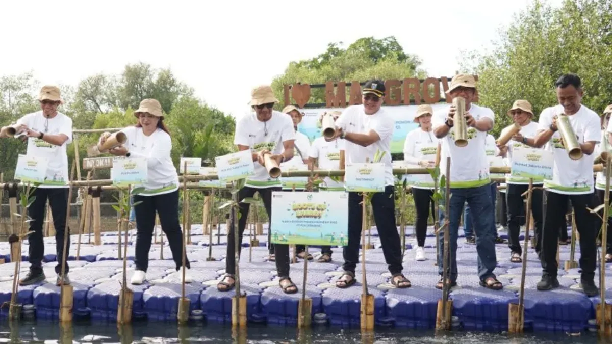 PLN, Pemkot Jakut, dan Distamhut Jakarta melepas bibit kepiting ke kawasan mangrove Hutan Lindung Angke Kapuk. (Sumber: Dok. PLN UID Jaya)