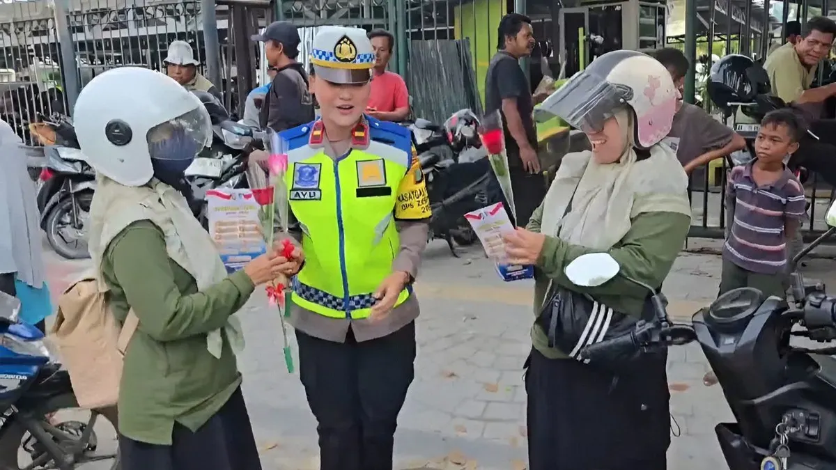 Satlantas Polres Metro Bekasi Kota melakukan Operasi Zebra Jaya 2025 di sekitar Stasiun Bekasi, Bekasi Timur, Kota Bekasi, Jumat, 28 November 2025. (Sumber: Dok. Istimewa)
