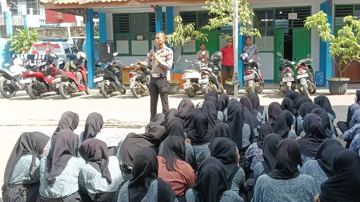 Satlantas Polresta Tangerang saat memberikan edukasi berlalu lintas di SMA PGRI Balaraja, Jumat, 28 November 2025. (Sumber: Dok. Polresta Tangerang)
