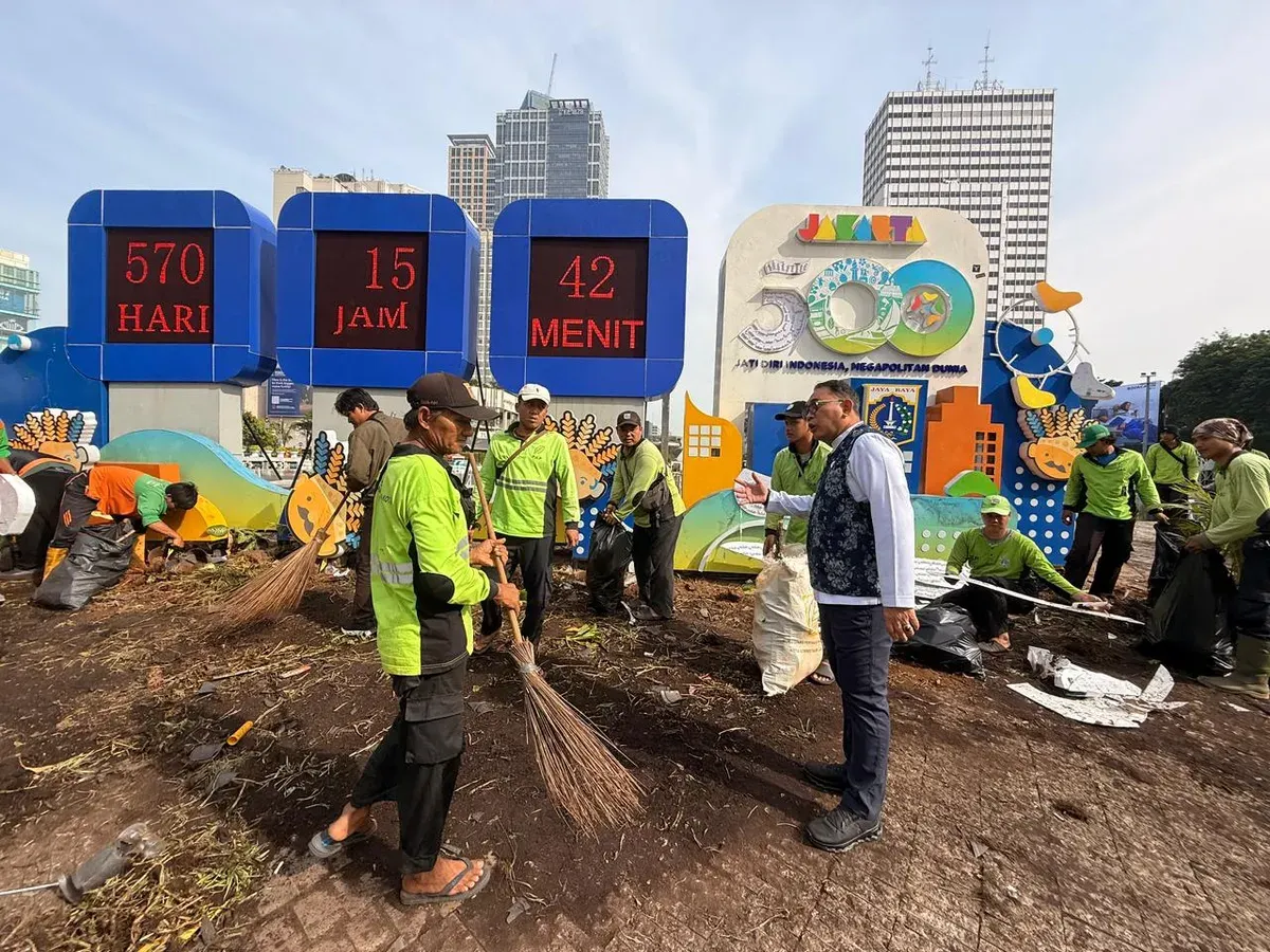 Petugas mengangkut sampah pasca perayaan HUT Persija di kawasan Bundaran HI, Tanah Abang, Jakarta Pusat, Kamis 27 November 2025 malam. (Sumber: Istimewa)