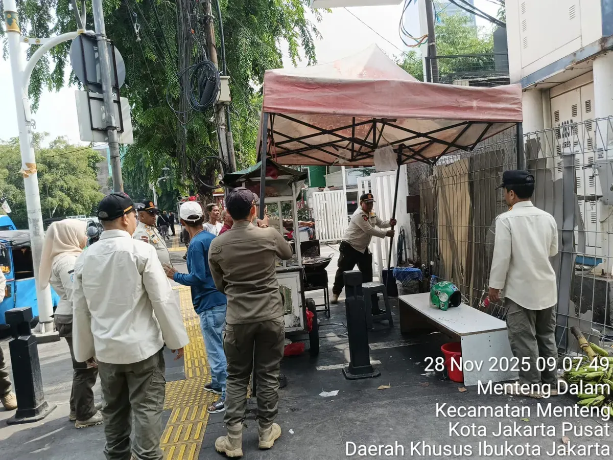 Penindakan terhadap pedagang yang berjualan diatas trotoar di Jalan Raden Saleh, Jakarta Pusat, pada Jumat 28 November 2025. (Sumber: Istimewa)