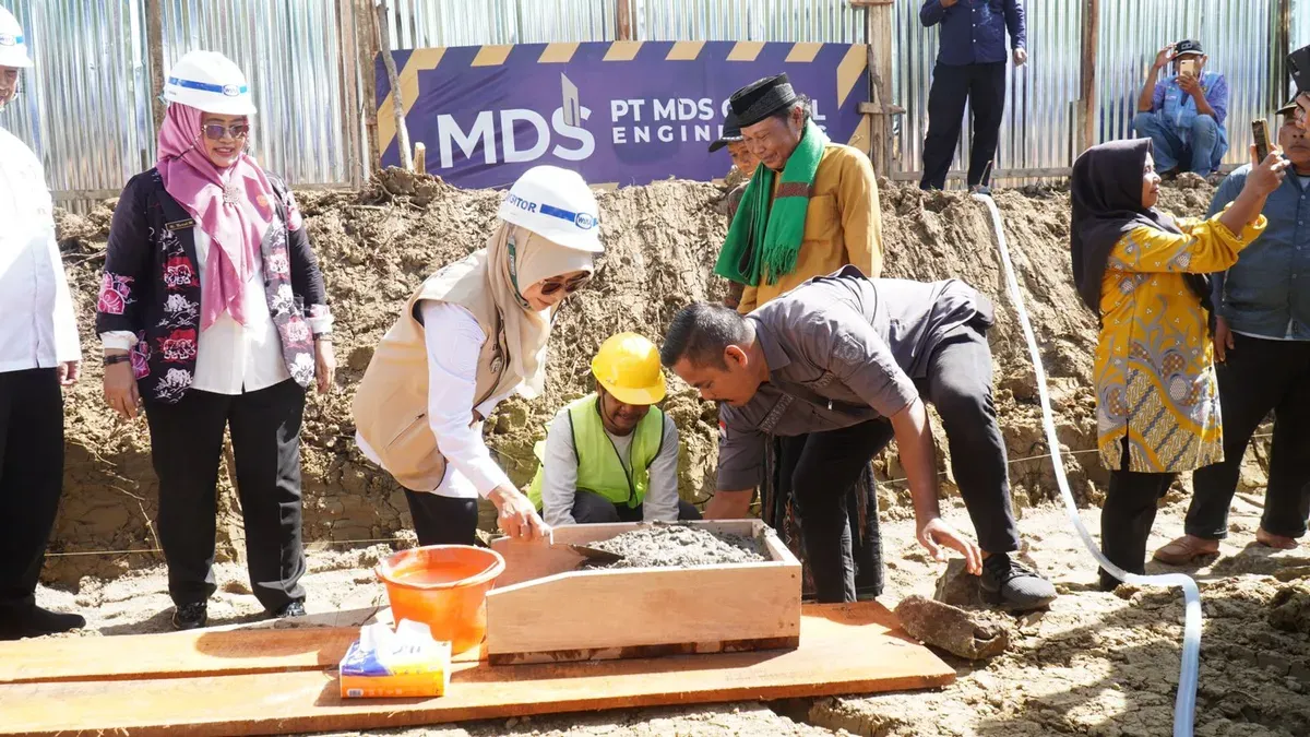 Bupati Pandeglang, Rd. Dewi Setiani melakukan peletakan batu pertama pembangunan SDN Pasir Sedang 2. (Sumber: Dok. Setda Pandeglang)