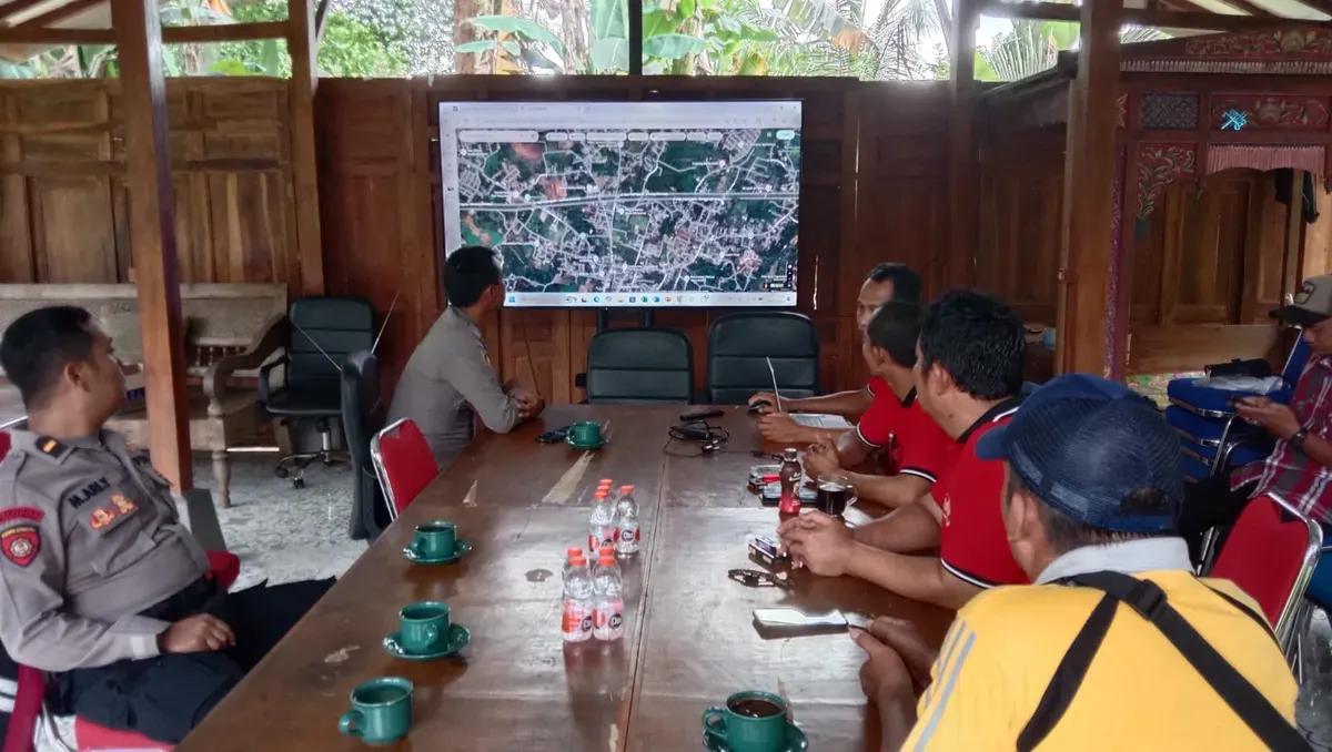 Kapolsek Tajurhalang Iptu Raden Suwito bersama para Kanit dan staf Kecamatan Tajurhalang melakukan persiapaan penjagaan sebelum pemberlakukan CFD di Jalan Bomang. (Sumber: Istimewa)
