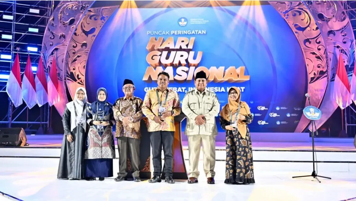 Presiden Prabowo Subianto foto bersama dengan penerima Anugerah Guru Indonesia 2025 pada acara Puncak Peringatan Hari Guru Nasional 2025 (Sumber: BPMI Setpres/Laily Rachev)
