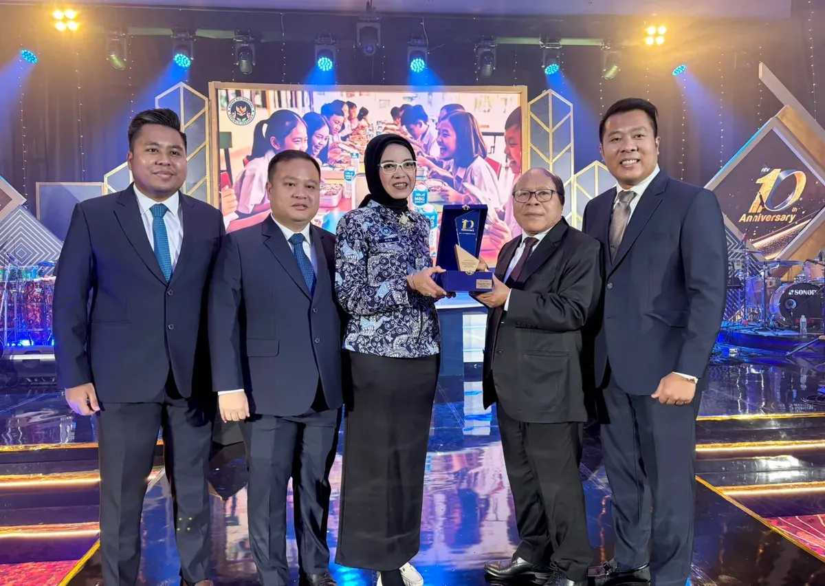 Perwakilan Badan Gizi Nasional (BGN) menerima penghargaan kategori Penggerak Ekonomi melalui Program Makan Bergizi Gratis (MBG) dalam perayaan 10 tahun Nusantara TV di Jakarta, Jumat, 28 November 2025. (Sumber: Biro Hukum dan Humas BGN)