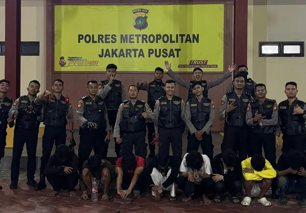 Polres Metro Jakarta Pusat menangkap sejumlah anak muda yang diduga hendak tawuran dengan membawa senjata tajam jenis celurit, Sabtu, 29 November 2025. (Sumber: Polres Metro Jakarta Pusat)