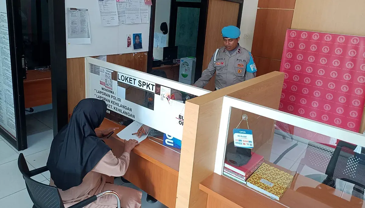 Ilustrasi, warga membuat laporan di unit Sentra Pelayanan Kepolisian Terpadu (SPKT). (Sumber: Dok Polri)