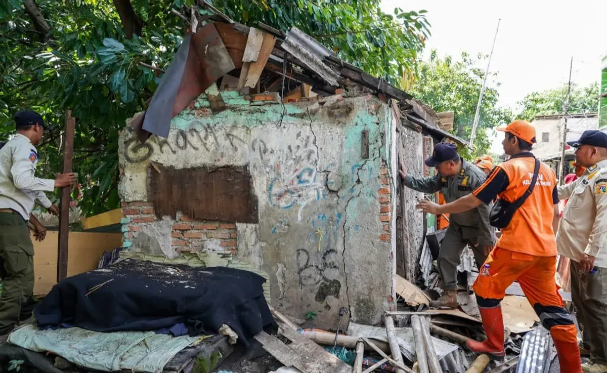 Bangunan liar di Bantaran Kali Sentiong, Jakarta Pusat saat ditertibkan oleh petugas gabungan Kecamatan Johar Baru. (Sumber: Kominfotik Kecamatan Johar Baru)