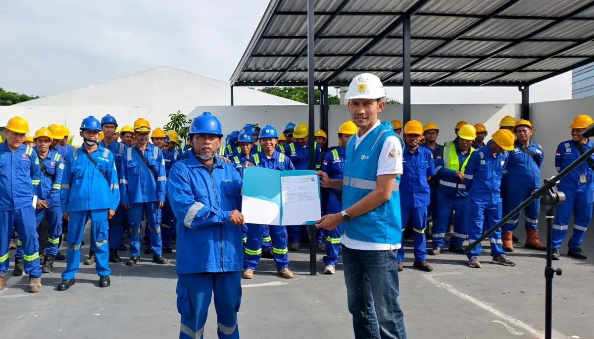 Serah terima dokumen untuk 1.600 pelanggan PLN yang menjadi tanda dimulainya tahap eksekusi program percepatan penyambungan listrik di wilayah Jabodetabek. (Sumber: Dok. PLN UID Jakarta Raya)