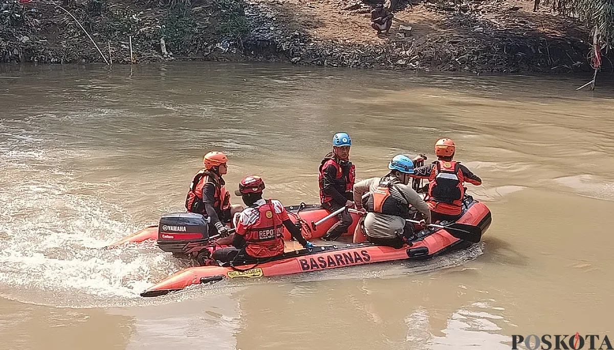 Unit SAR gabungan tengah melakukan pencarian terhadap Fatur, 6 tahun, bocah yang tenggelam di aliran Kali Cikarang, Kecamatan Cikarang Utara, Kabupaten Bekasi. (Sumber: POSKOTA | Foto: Nurpini Aulia Rapika)