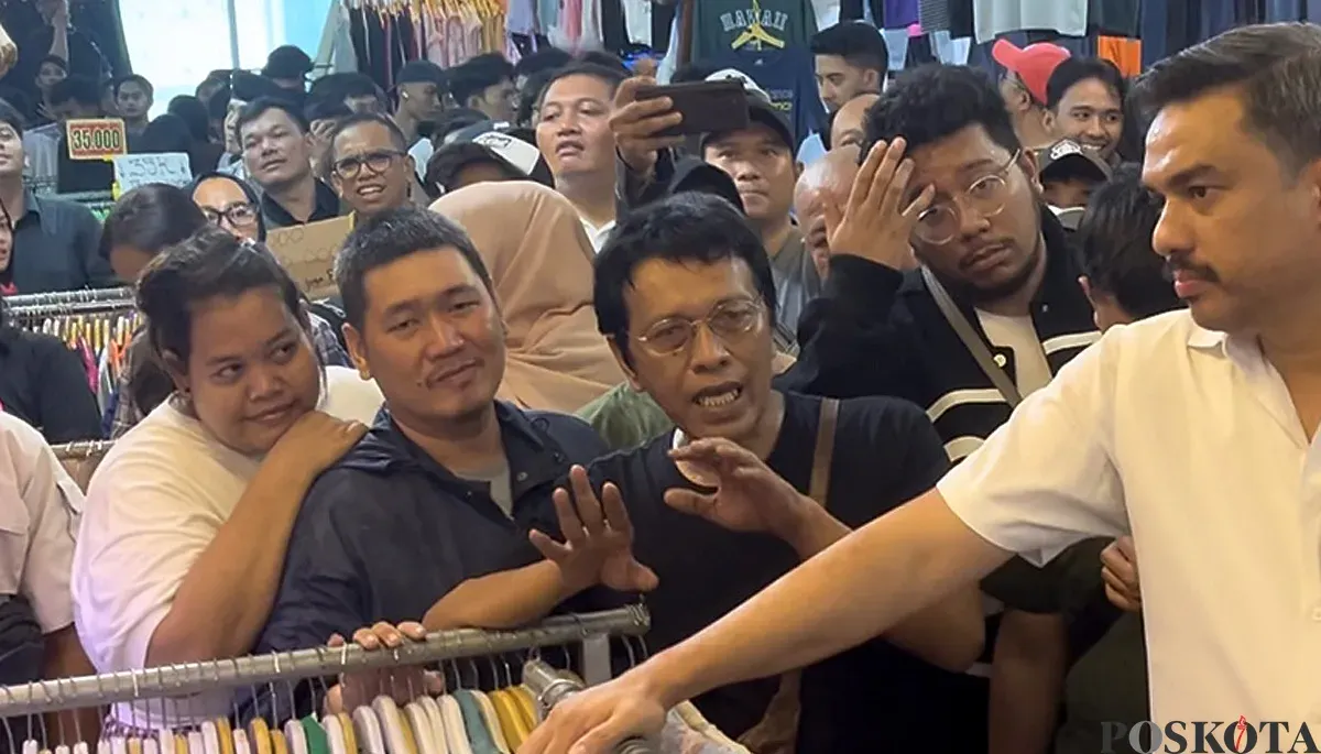 Anggota DPR RI, Adian Napitupulu (kedua dari kanan) bersama Menteri UMKM, Maman Abdurrahman (kanan), saat meninjau pedagang pakaian bekas di Pasar Senen, Jakarta Pusat, Minggu 30 November 2025. (Sumber: POSKOTA | Foto: Pandi Ramedhan)