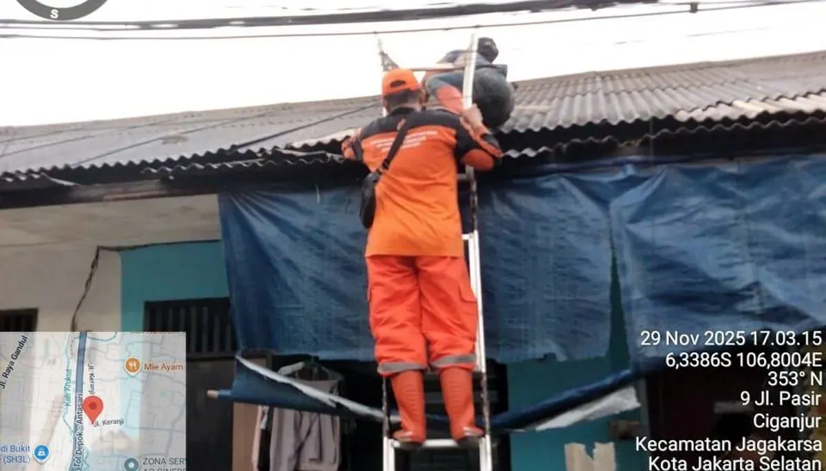 Petugas BPBD DKI Jakarta memperbaiki atap rumah warga yang rusak akibat angin kencang di Jalan Kranji, Kelurahan Ciganjur, Jagakarsa, Jakarta Selatan. (Sumber: Istimewa)
