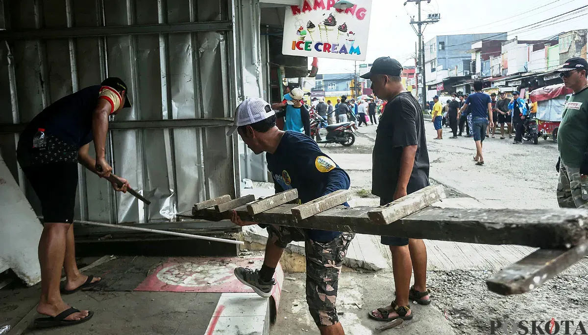 Puluhan warga Puri Cendana, Kecamatan Tambun Selatan, Kabupaten Bekasi, membongkar 52 bangunan yang halangi saluran drainase pada Minggu, 30 November 2025. (Sumber: POSKOTA | Foto: Nurpini Aulia Rapika)