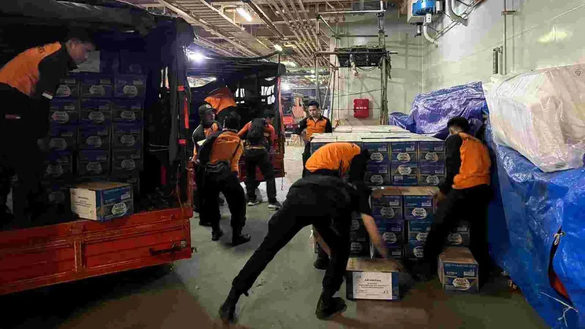 Pemprov Jakarta menyalurkan bantuan untuk korban banjir dan tanah longsor di Sumatera Utara, Sumatera Barat, dan Aceh, Minggu, 30 November 2025. (Sumber: Dok. Istimewa)