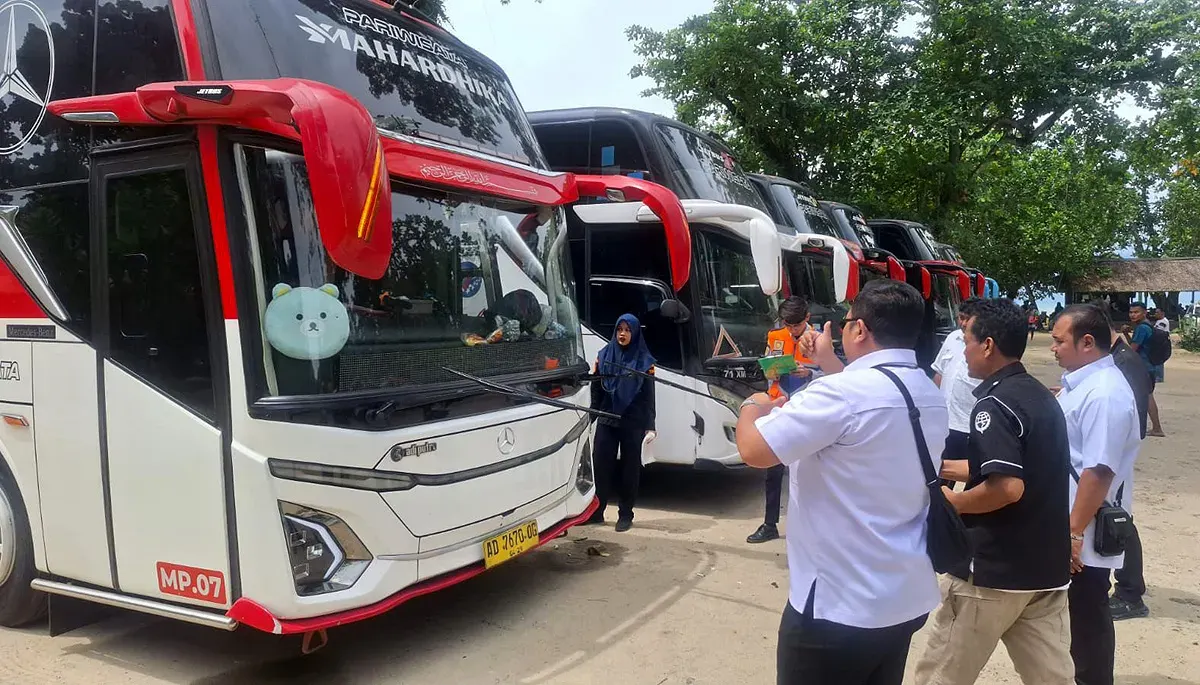 Sejumlah petugas BPTD Banten saat melakukan ramp check kendaraan di Anyer Cilegon. (Sumber: Dok. BPTD Banten)