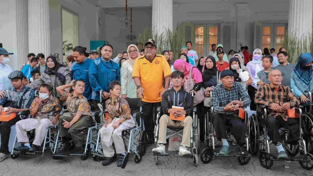 Wakil Gubernur Jakarta, Rano Karno memberikan 146 KLG kepada penyandang disabilitas secara simbolis di Balai Kota Jakarta, Minggu, 30 November 2025. (Sumber: Dok. Pemprov Jakarta)