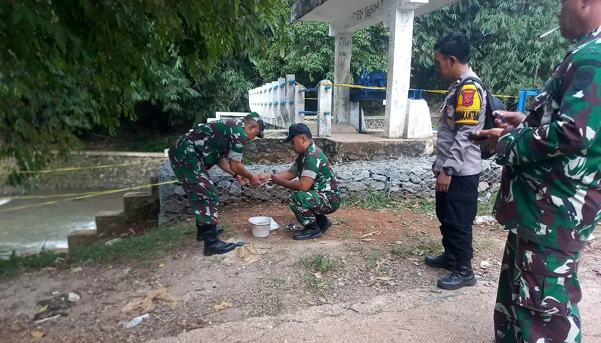 Petugas mengevakuasi granat manggis yang ditemukan di pintu air Sikabayan, Desa Babakan, Kecamatan Ciseeng, Kabupaten Bogor, Minggu 30 November 2025. (Sumber: Dok Polsek Parung)