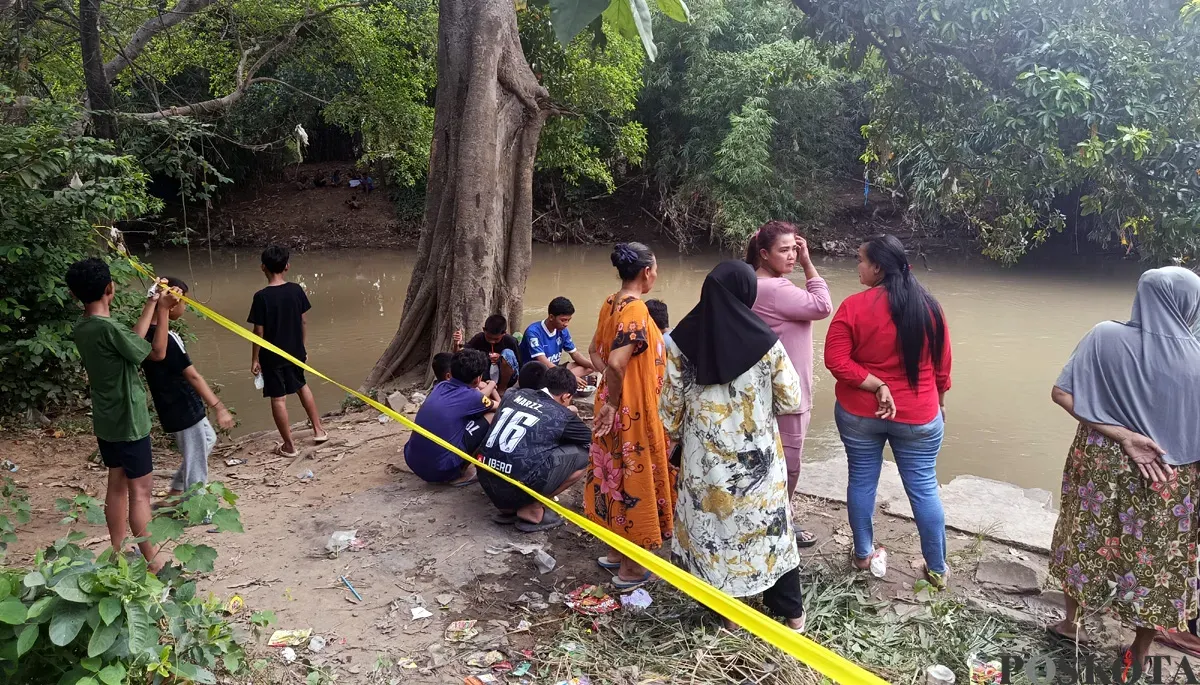Warga menyaksikan operasi pencarian tenggelamnya tiga bocah di Kali Cikarang, Kampung Tanah Baru, Kelurahan Karang Baru, Kecamatan Cikarang Utara, Kabupaten Bekasi. (Sumber: POSKOTA | Foto: Nurpini Aulia Rapika)