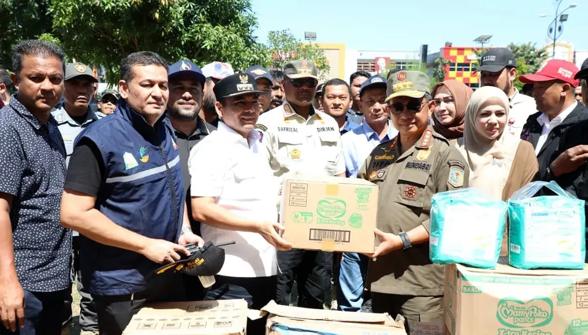 Mendagri, Tito Karnavian (kanan), meninjau lokasi bencana banjir di Kota Lhokseumawe, Aceh pada Minggu 30 November 2025. (Sumber: Puspen Kemendagri)