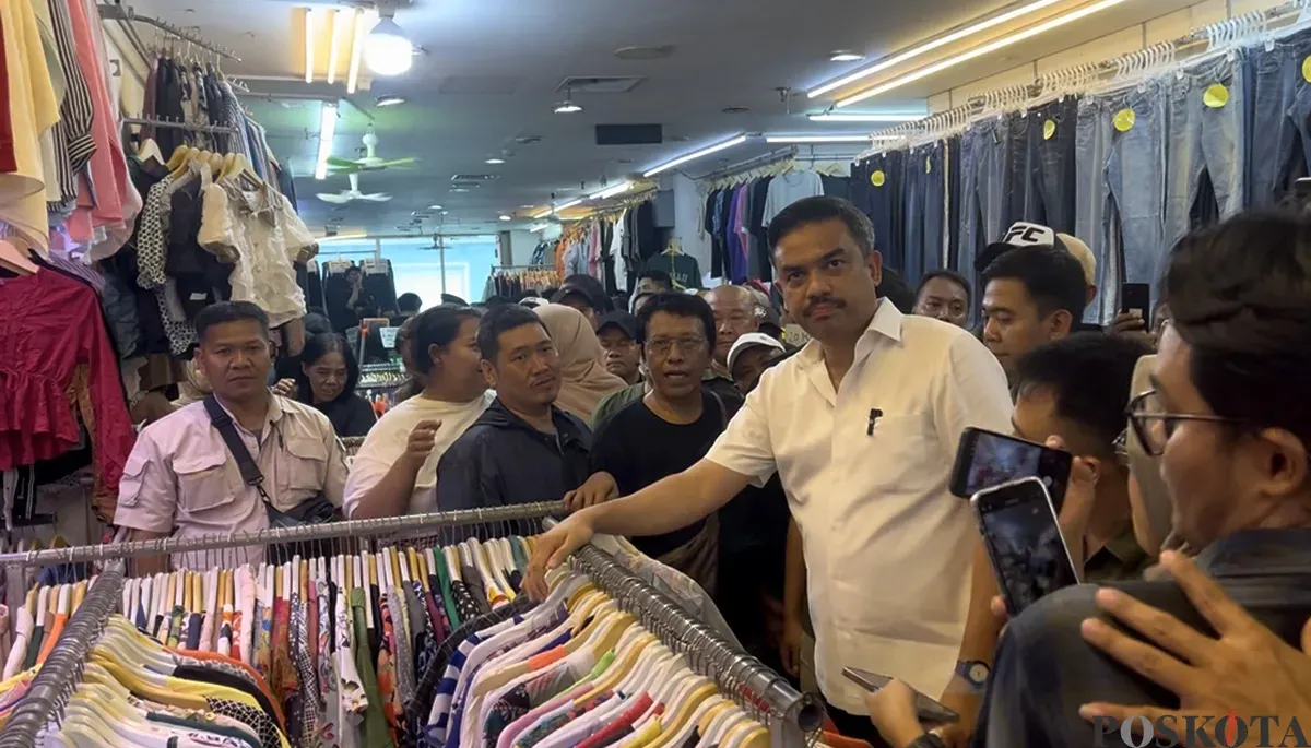 Menteri UMKM, Maman Abdurrahman, menyambangi pusat perbelanjaan pakaian bekas atau thrifting di Pasar Senen, Jakarta Pusat, Minggu, 30 November 2025. (Sumber: POSKOTA | Foto: Pandi Ramedhan)